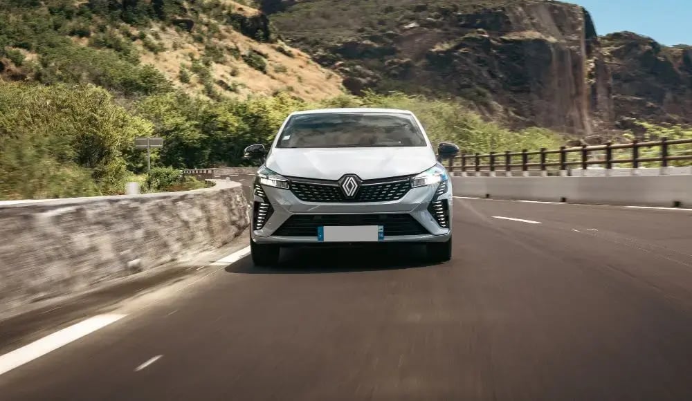 Renault Clio sur les routes de La Réunion 
