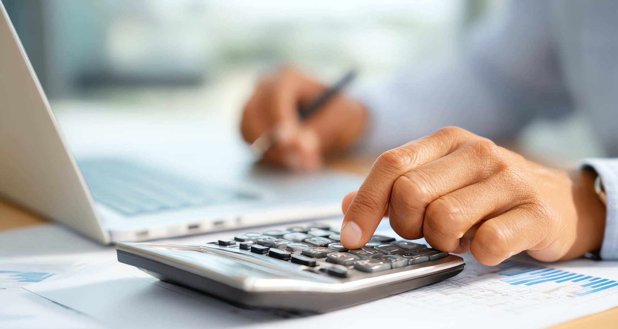 comptable avec calculatrice
