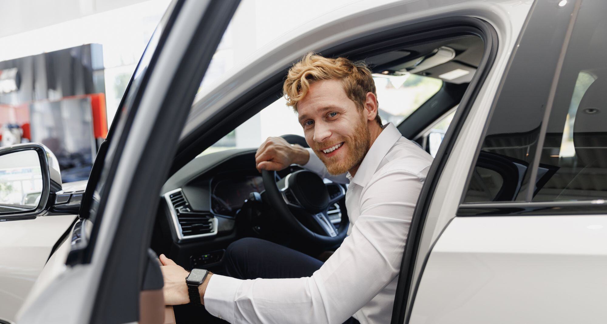 homme en chemise sortant d'une voiture