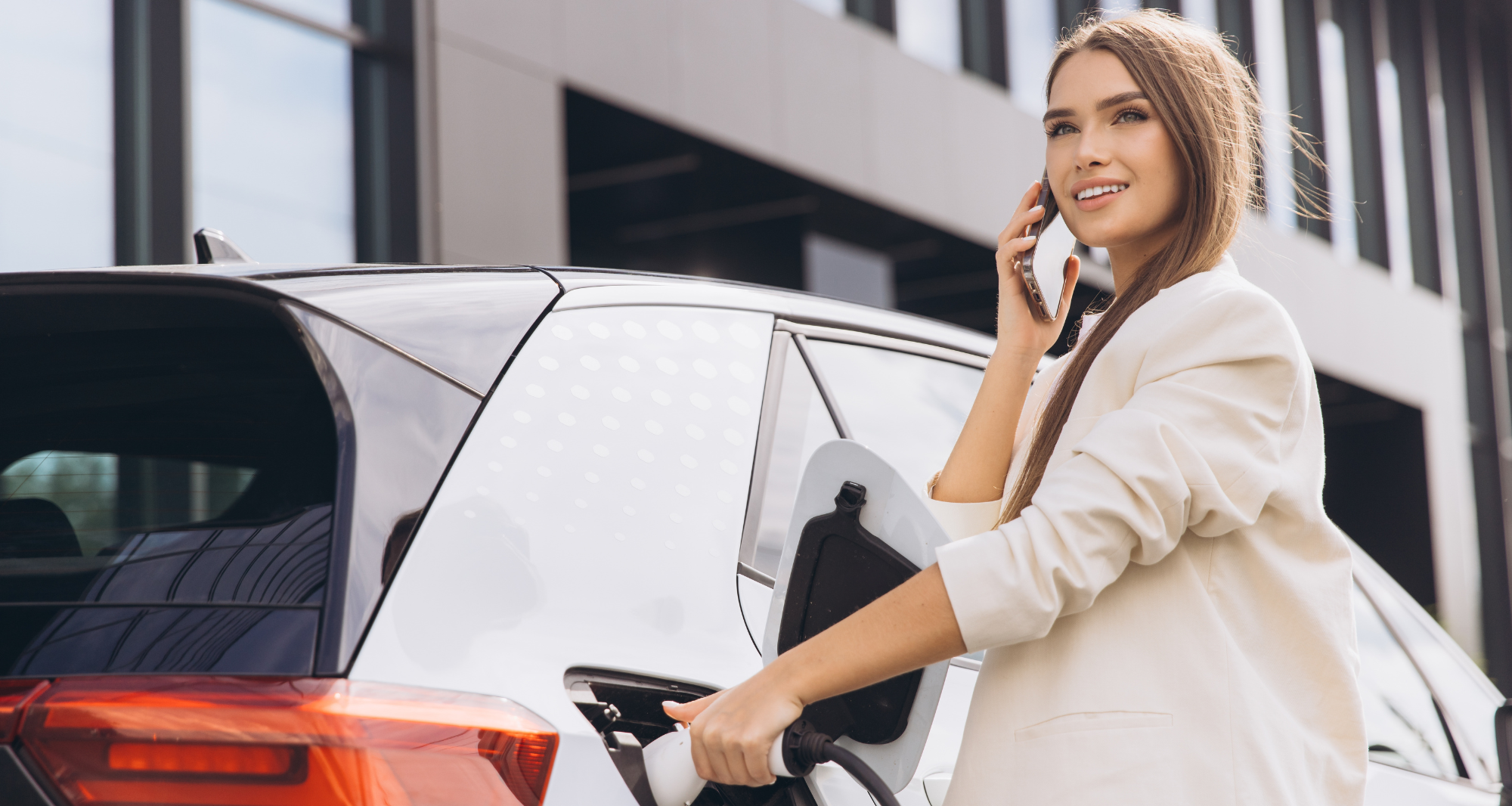 une professionnelle qui charge sa voiture électrique